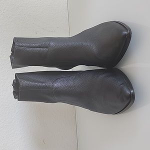 Steve Madden Leather Ankle Boots in Black Leather. Size 8.5M $75